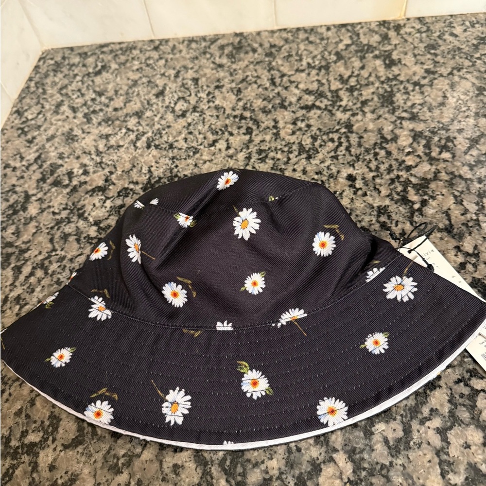 Alice and Olivia Women Daisy Print Bucket Hat